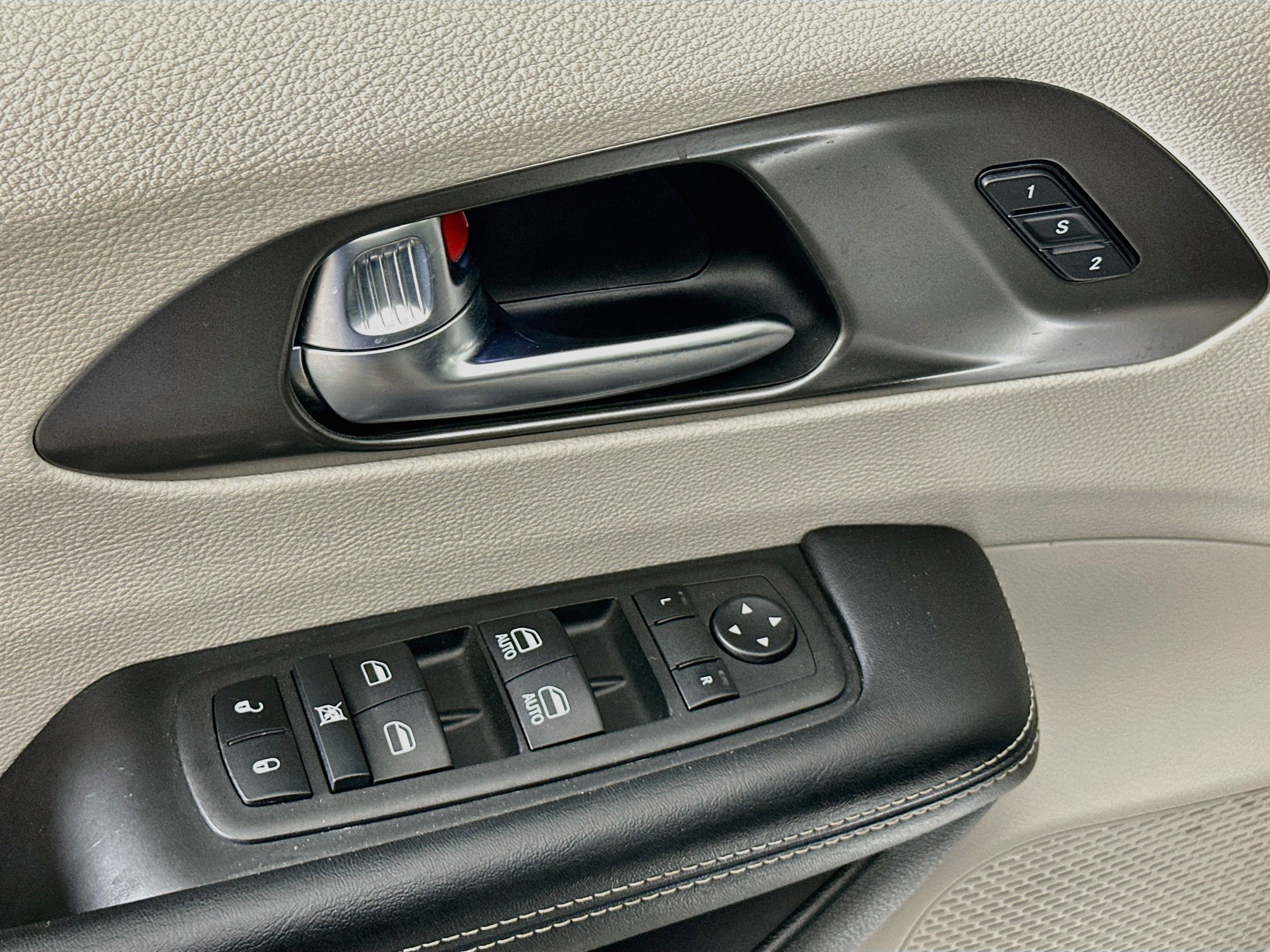 Used 2023 Chrysler Pacifica Touring-L FWD image 15