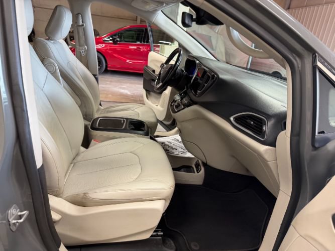 Used 2021 Chrysler Pacifica Touring-L FWD image 32