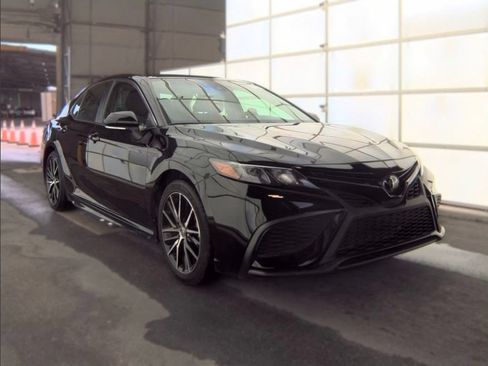 Used 2024 Toyota Camry SE FWD image 4