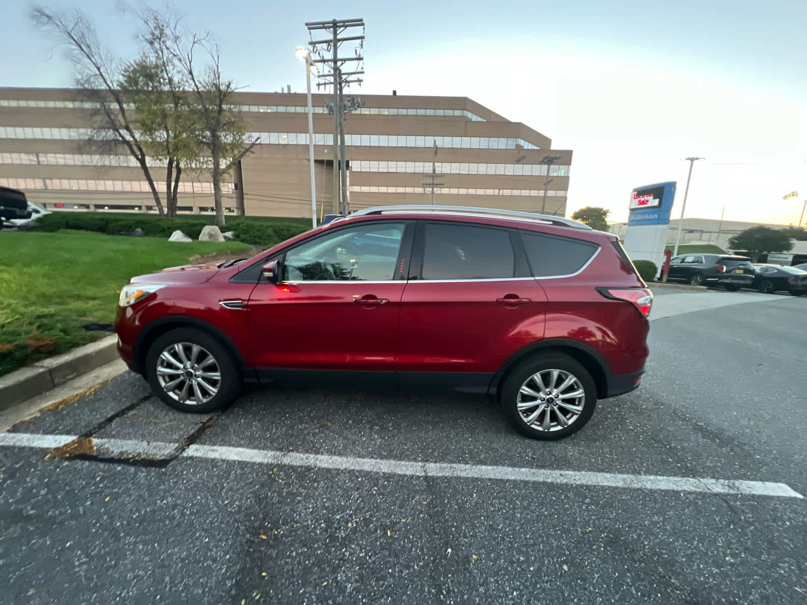 Used 2018 Ford Escape Titanium AWD/4WD image 3