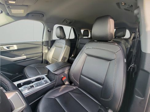 Used 2022 Ford Explorer XLT w/ Equipment Group 202A image 10