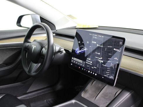 Used 2021 Tesla Model 3 Standard Range Plus image 12