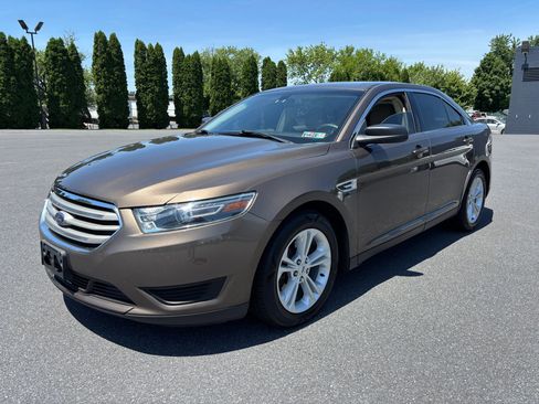 Used 2016 Ford Taurus SE FWD image 1