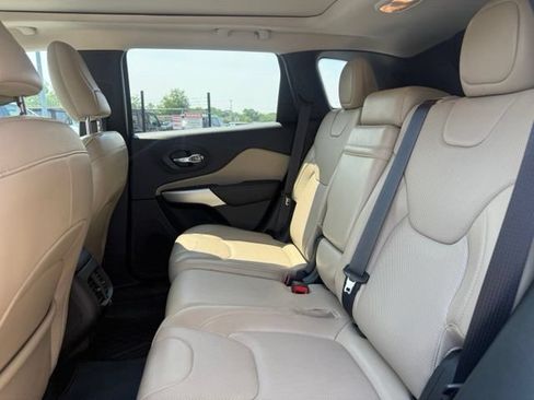 Used 2018 Jeep Cherokee Limited w/ Luxury Group AWD/4WD image 18