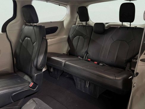 Used 2020 Chrysler Pacifica Touring-L FWD image 14