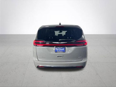 Certified 2025 Chrysler Pacifica Select AWD/4WD image 8