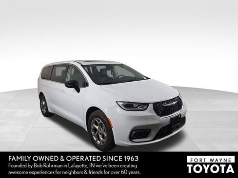 Used 2024 Chrysler Pacifica Limited AWD/4WD image 4
