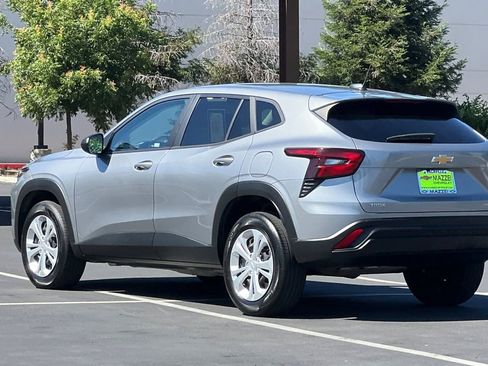 Used 2025 Chevrolet Trax LS FWD image 3