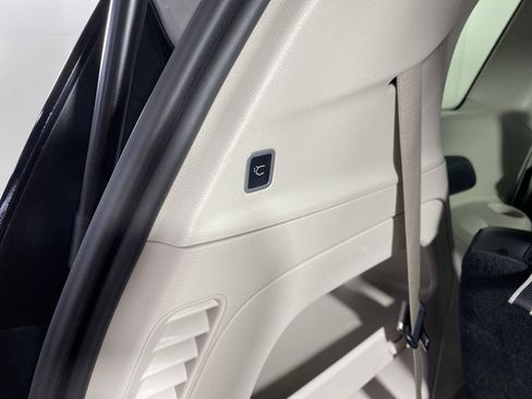 Used 2024 Chrysler Pacifica Touring-L image 36