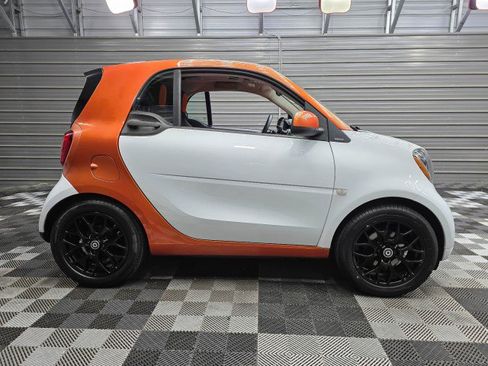 Used 2016 smart fortwo passion RWD image 10