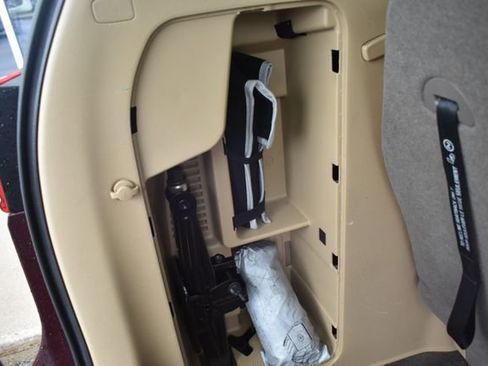 Used 2019 Kia Sedona LX image 36