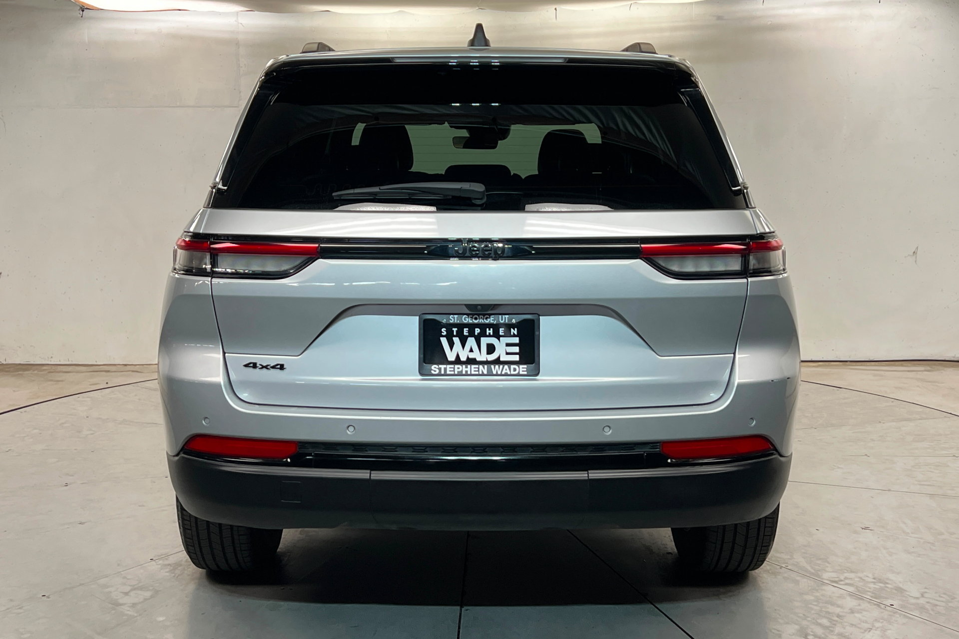 Used 2025 Jeep Grand Cherokee Altitude AWD/4WD image 5