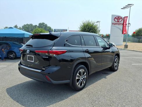 Used 2020 Toyota Highlander XLE AWD/4WD image 4