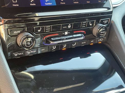 Used 2024 Jeep Grand Cherokee Limited image 18