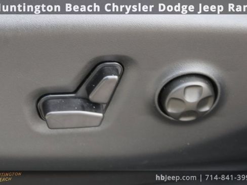 Used 2026 Chrysler Pacifica Select image 36