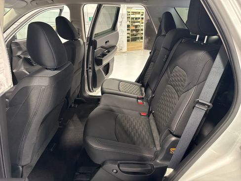 Used 2025 Nissan Pathfinder SV AWD/4WD image 35