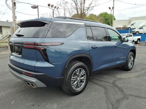 Used 2025 Chevrolet Traverse LT w/ Driver Confidence Package AWD/4WD image 3
