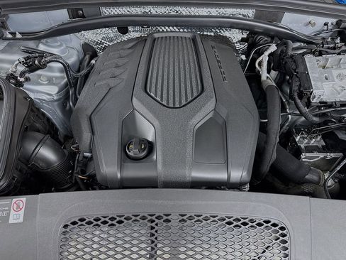 Certified 2025 Porsche Macan image 33