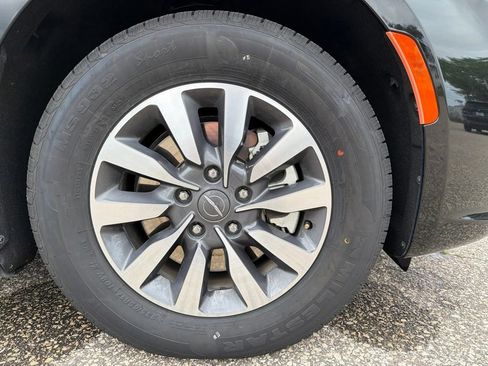 Used 2024 Chrysler Pacifica Limited FWD image 25