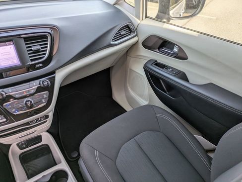 Used 2023 Chrysler Voyager LX image 18