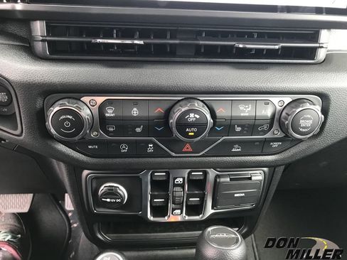 New 2025 Jeep Gladiator Sport image 19