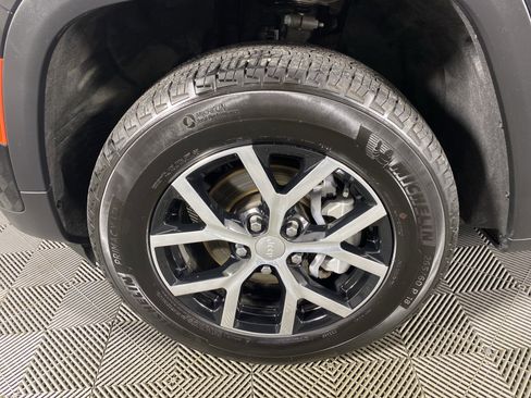 Used 2023 Jeep Grand Cherokee Limited image 14