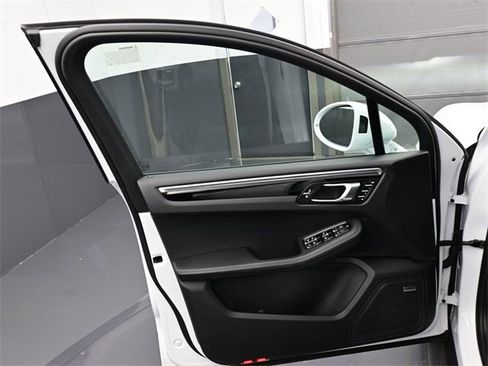Used 2025 Porsche Macan image 7