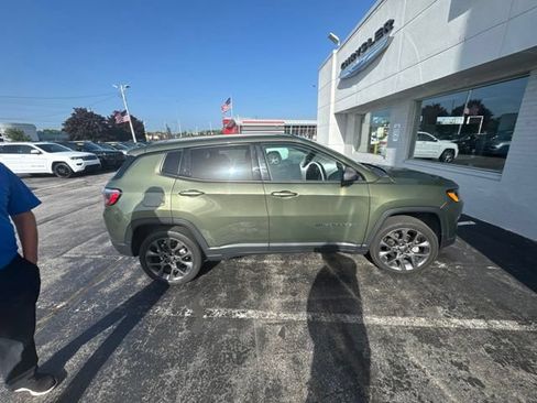 Used 2021 Jeep Compass Latitude w/ Sun and Sound Group AWD/4WD image 8