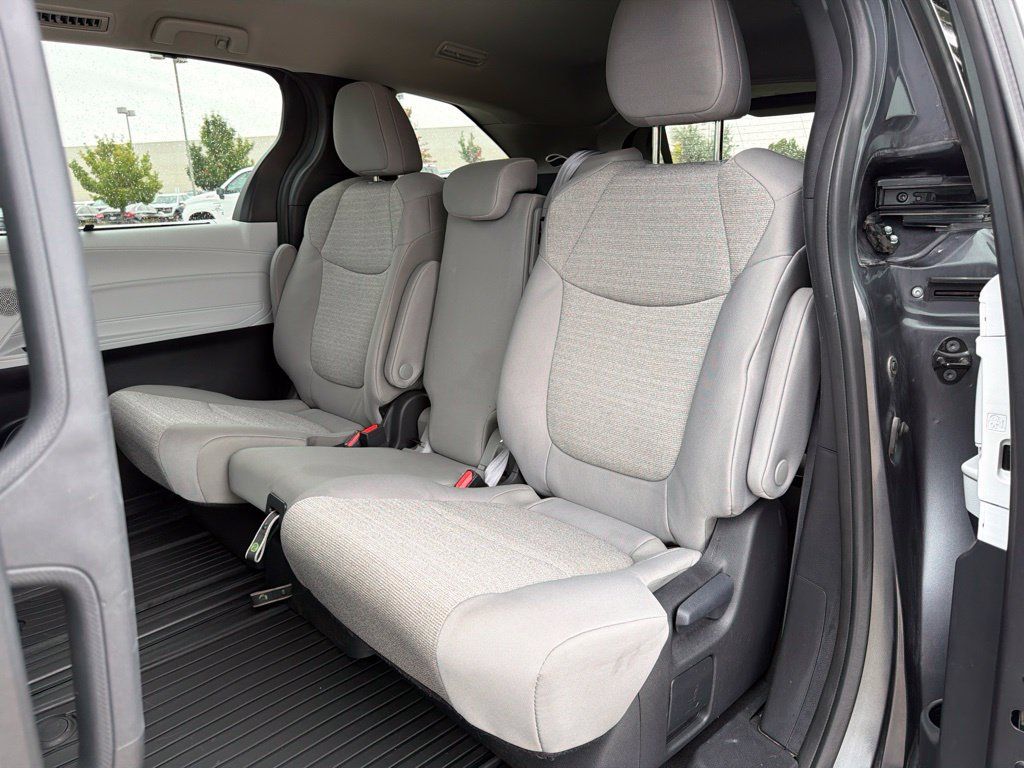 Used 2025 Toyota Sienna LE AWD/4WD image 22