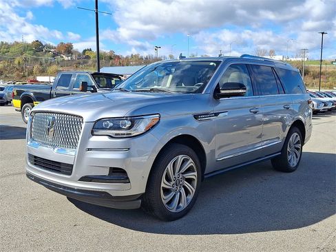 Used 2022 Lincoln Navigator Reserve image 3