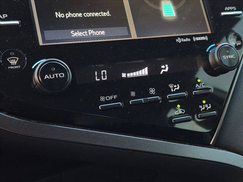 Used 2020 Toyota Camry SE w/ Sunroof Package FWD image 17