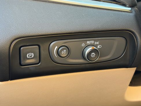 Used 2018 Buick Enclave Premium w/ Experience Buick Package FWD image 9