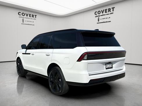 New 2025 Lincoln Navigator Reserve w/ Jet Appearance Package image 3