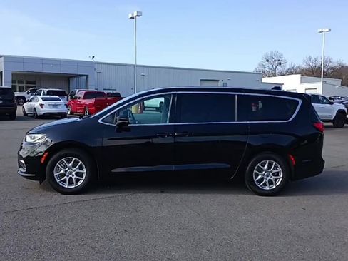 Used 2024 Chrysler Pacifica Touring-L image 5