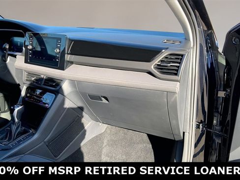 Certified 2025 Volkswagen Taos SE image 17