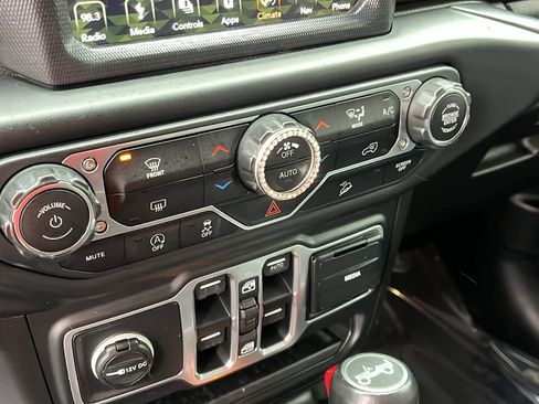 Used 2018 Jeep Wrangler Unlimited Sahara image 19