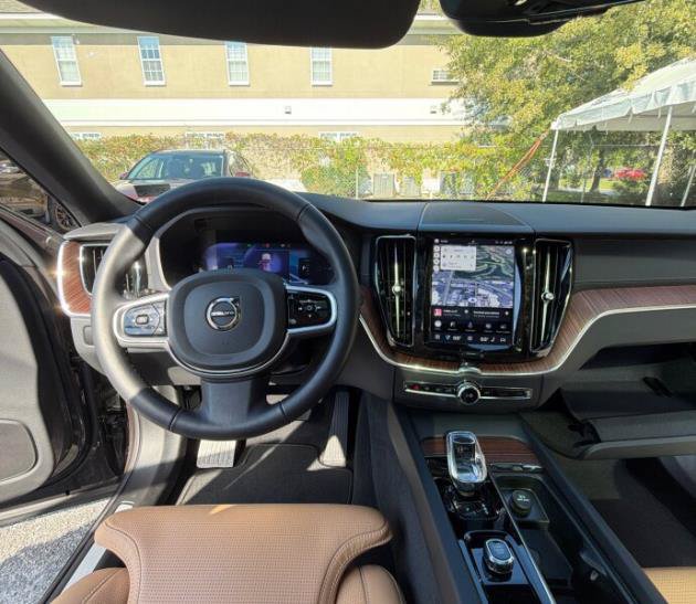 Used 2025 Volvo XC60 T8 Ultra w/ Climate Package AWD/4WD image 5