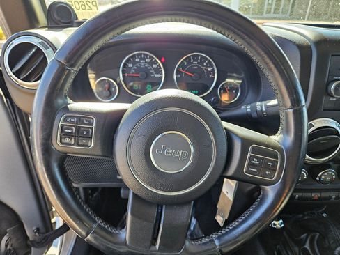 Used 2014 Jeep Wrangler Unlimited Sahara w/ Connectivity Group AWD/4WD image 14
