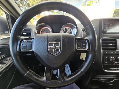 Used 2019 Dodge Grand Caravan SE FWD image 16