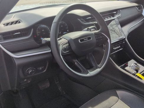 Used 2025 Jeep Grand Cherokee L Laredo image 12