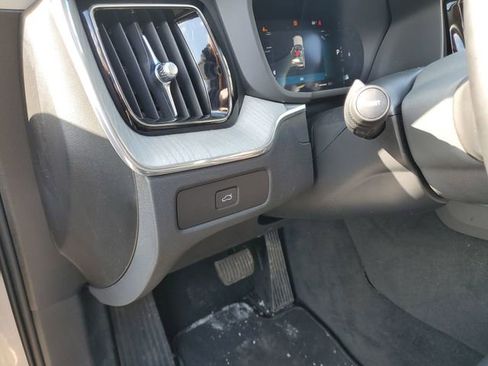 Used 2025 Volvo XC60 B5 Plus image 17