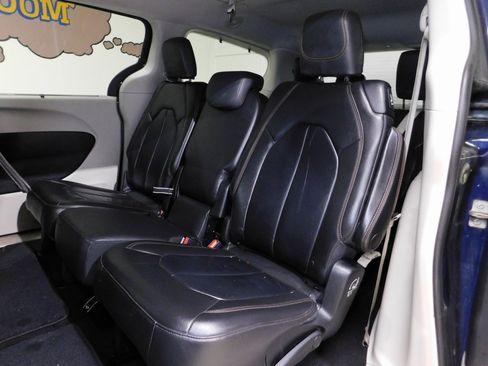 Used 2017 Chrysler Pacifica Touring-L image 48