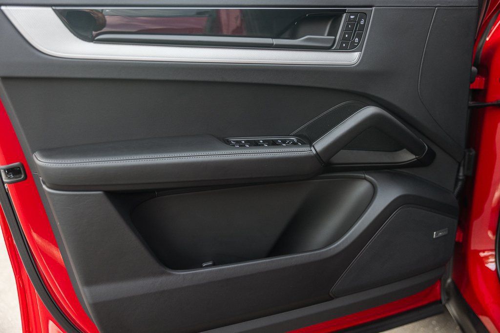 Certified 2025 Porsche Cayenne E-Hybrid AWD/4WD image 15