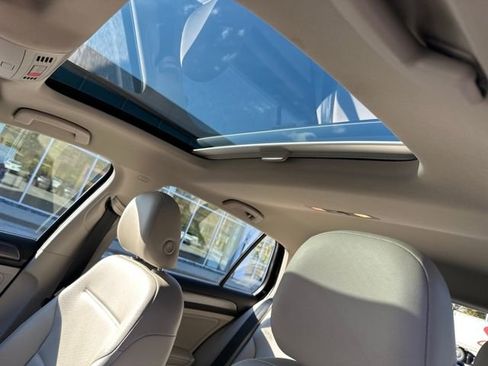 Certified 2019 Volkswagen Golf SE w/ Driver Assistance Package image 30