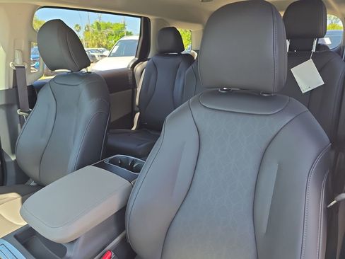 New 2026 Kia Carnival FWD image 22