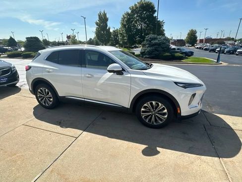 Used 2025 Buick Envision Preferred AWD/4WD image 2