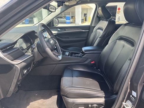 Certified 2023 Jeep Grand Cherokee Limited w/ Black Appearance Package image 6