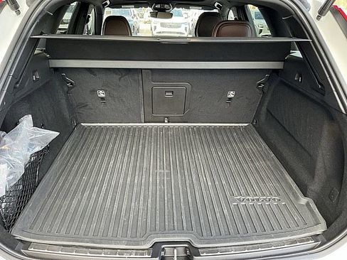 Certified 2023 Volvo XC60 B5 Ultimate w/ Climate Package image 18