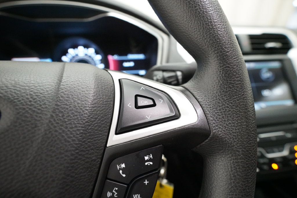 Used 2016 Ford Fusion SE FWD image 18