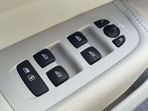 Used 2021 Volvo XC60 T8 Inscription Expression w/ Climate Package image 6